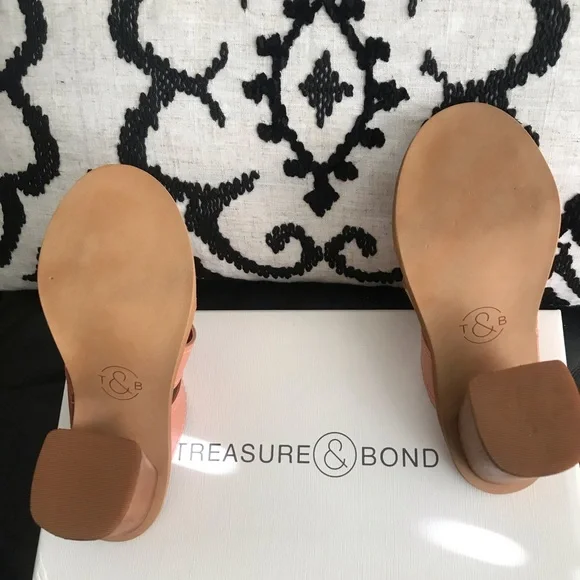 Treasure & Bond Block Heel Coral Sandals. 5 M. - Picture 4 of 7